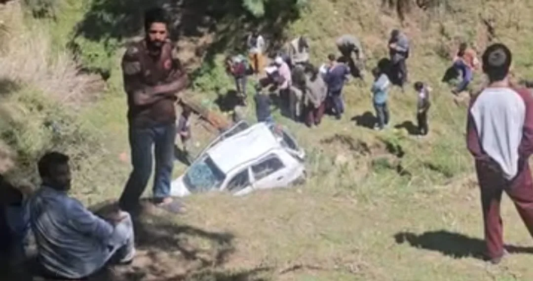 کورن موڈ چرارشریف میں یوسمرگ جانے والی گاڈی چارسو فٹ گہرے نالے میں گرگئی۔ ایک کی موت ایک سرینگر ہسپتال میں زندگی کی جنگ لڑرھاہے۔