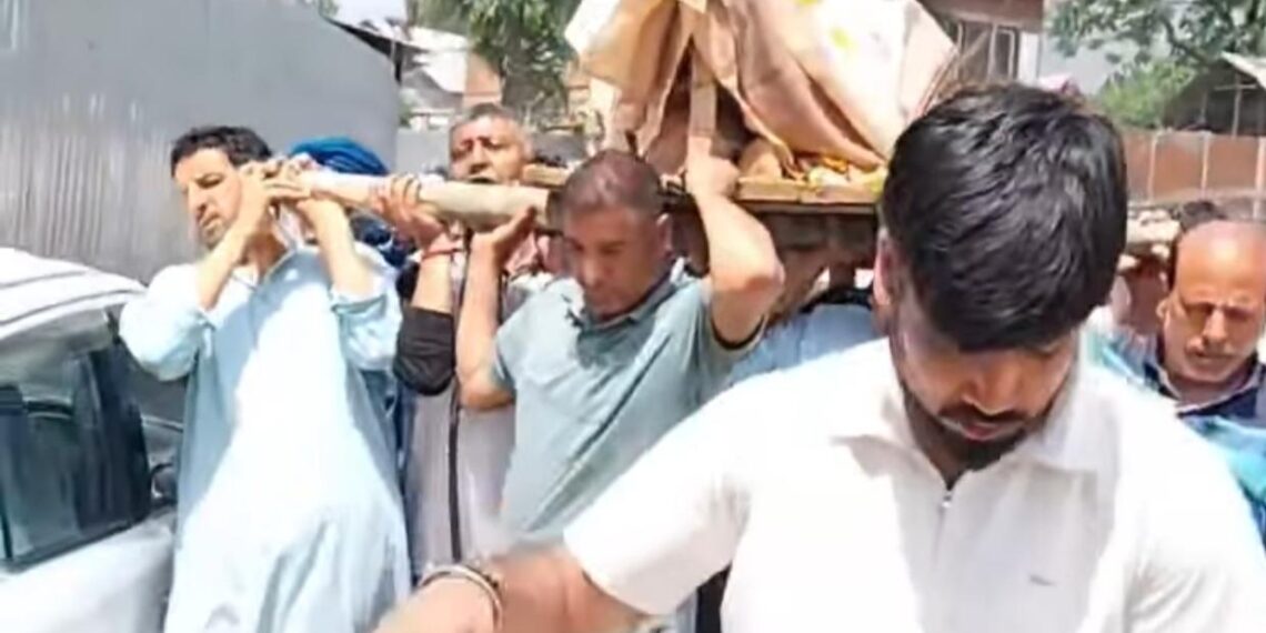 Hundreds of Muslims, Sikhs Participate in Last Rites of Kashmiri Pandit Woman in Tral Village