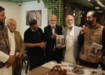 عبدالرشید ہانجورہ کی شاہ ہمدان کی شہر آفاق تصنیف ” ذخیرت الملوک ” کے کشمیری ترجمہ پر مبنی کتاب کی رسم رونمائی انجام دی گیی۔