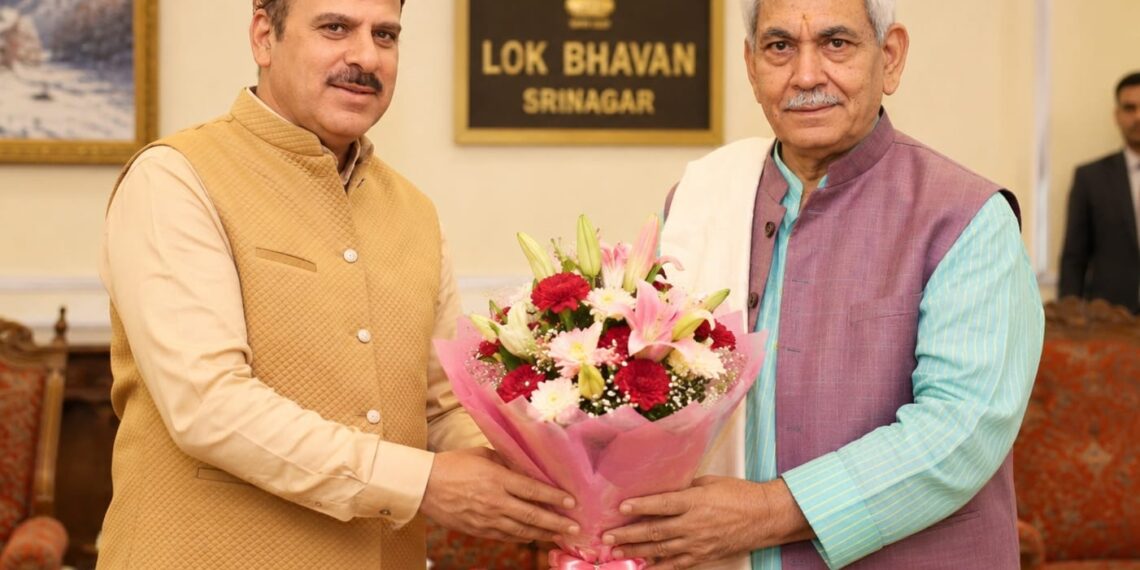 Waheed Jeelani Meets LG Manoj Sinha, Raises Artists’ Issues; Invites Him for Grand ‘Shashrang’ Festival