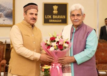 Waheed Jeelani Meets LG Manoj Sinha, Raises Artists’ Issues; Invites Him for Grand ‘Shashrang’ Festival