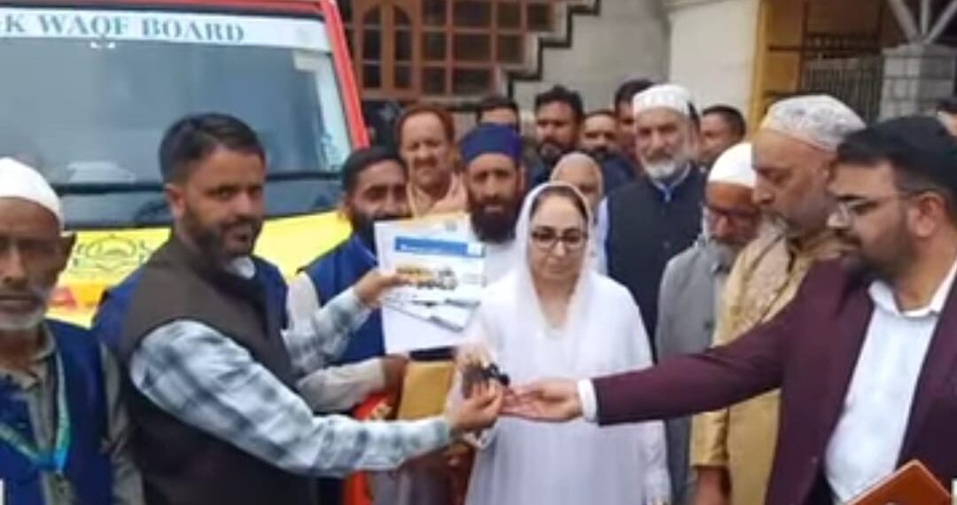 وقف چیر پرسن ڈاکٹر درخشاں اندرابی نے زیارت چرارشریف کے احاطے میں جاری تمام تعمیری عمل کا بغور جائیزہ لیا۔ اور جدید طرز کی ایمبولینس گاڈی  وقف کی۔