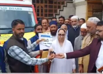 وقف چیر پرسن ڈاکٹر درخشاں اندرابی نے زیارت چرارشریف کے احاطے میں جاری تمام تعمیری عمل کا بغور جائیزہ لیا۔ اور جدید طرز کی ایمبولینس گاڈی  وقف کی۔