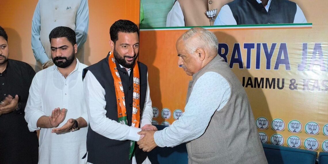 Civil Society Chairman Fayaz Ahmad Dar Joins BJP Along With Supporters in Srinagar