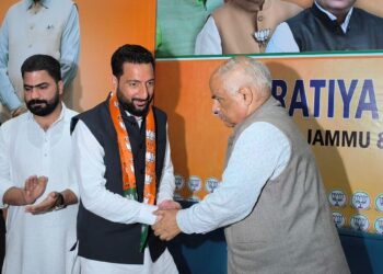 Civil Society Chairman Fayaz Ahmad Dar Joins BJP Along With Supporters in Srinagar