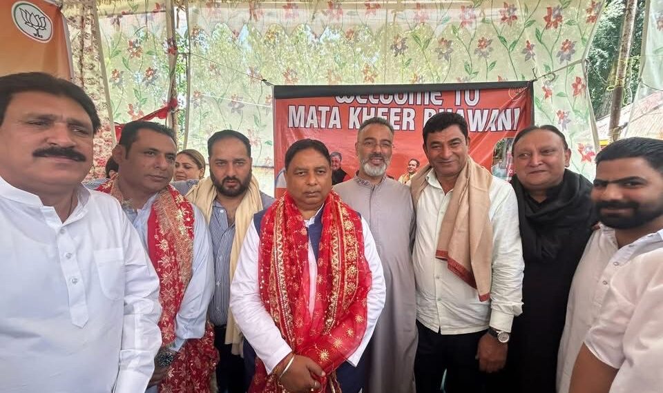 Sat Sharma, Ashok Koul Offer Prayers at Kheer Bhawani Shrine, Seek Peace and Prosperity for J&K