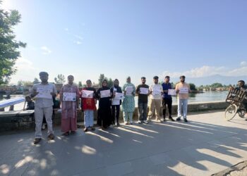 Khaki Association Launches Anti-Plastic Awareness Campaign at Dal Lake