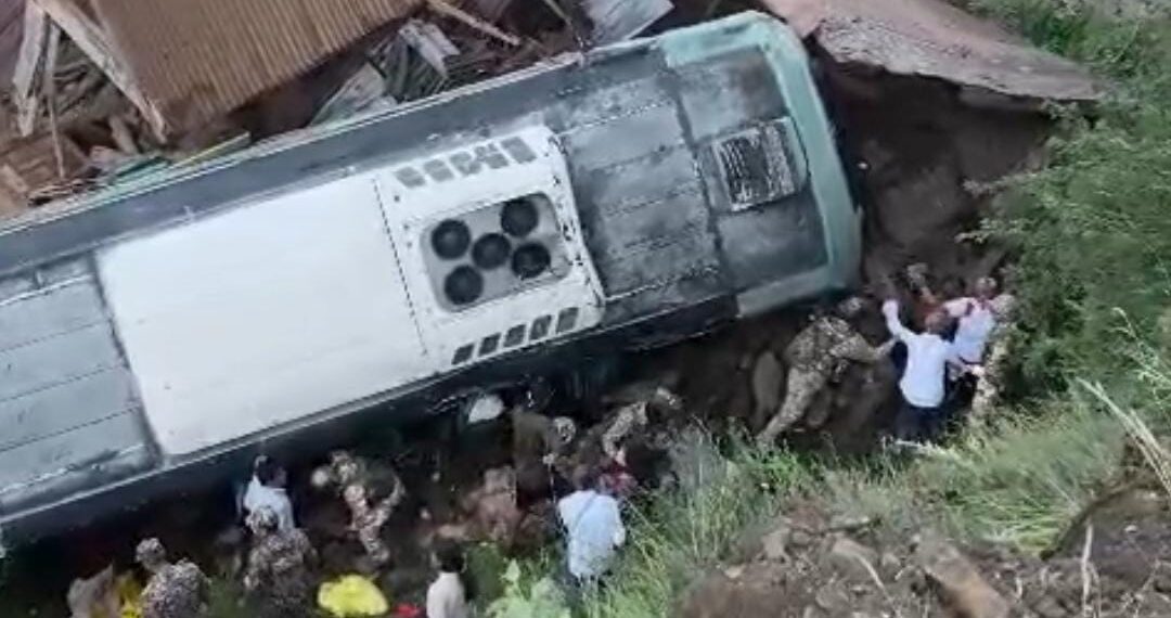 30 Amarnath Yatris Injured After Bus Plunges into Gorge in Gund Ganderbal