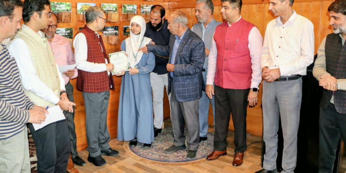 PCCF felicitates School Children for Forest Photography Competition