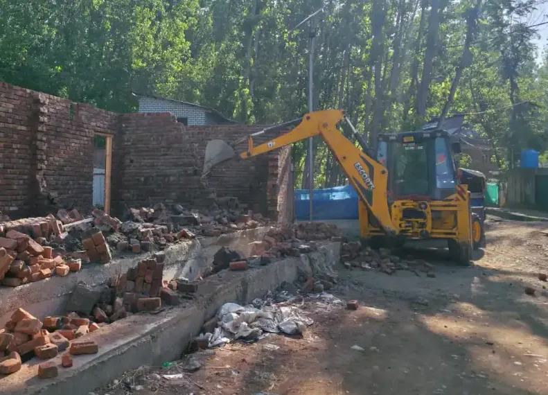 Illegal structures of alleged drug peddler razed in Kulgam as anti-narcotics crackdown intensifies