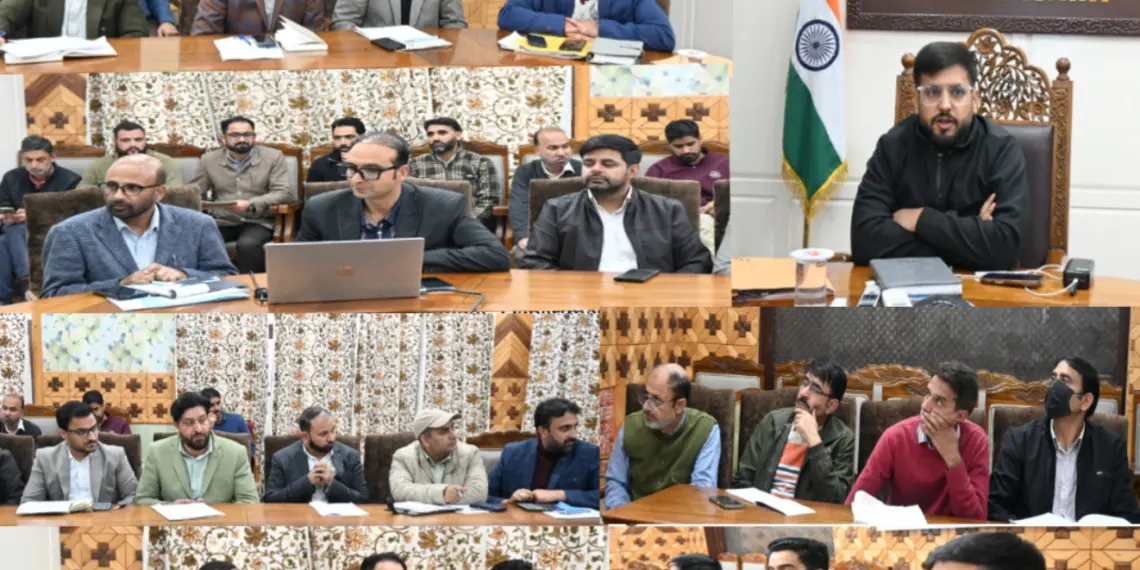 ڈی سی کپواڑہ نے محکمہ مال کے امور کا جائزہ لیا، عوام کو بروقت خدمات فراہم کرنے پر زور
