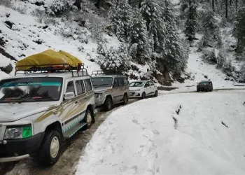 Beacon Clears Karnah-Kupwara Road, Ensuring Emergency Patient Evacuation Amid Heavy Snowfall