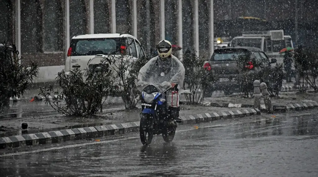 Rain, Snow to Continue in J&K Till Saturday: Weatherman