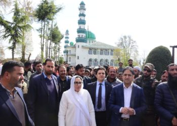 Mayor, Chairperson Waqf Board reviews Ramadan  arrangements in Shrines of Srinagar