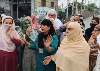 “No Water for Weeks, Authorities Unmoved,” Residents Protest in Batmaloo