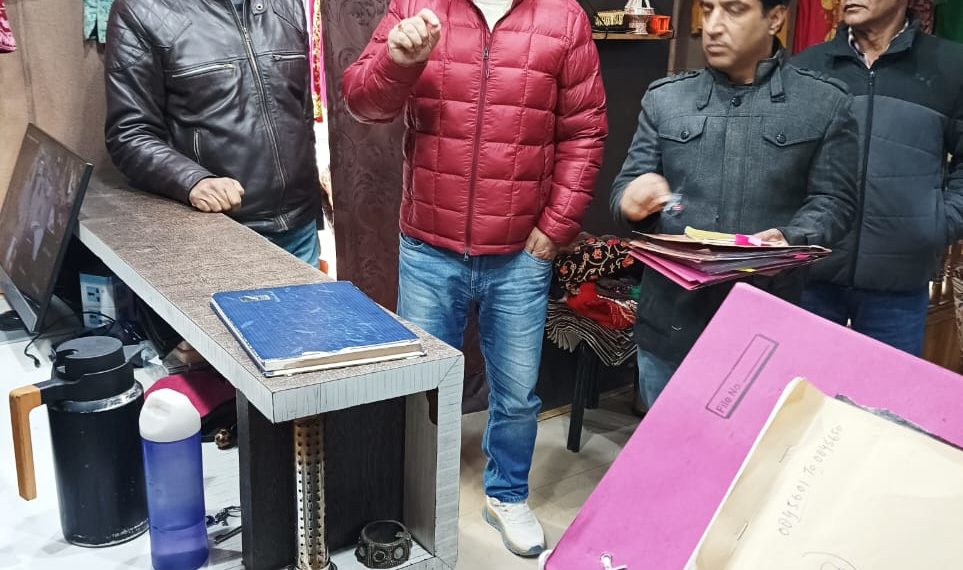 Quality Control wing of Handicrafts Deptt conducts inspection drive of Handicraft dealers