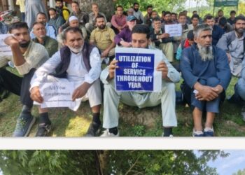 Seasonal Casual Labourers Stage Protest in Shadipora Bandipora, Demands Justice