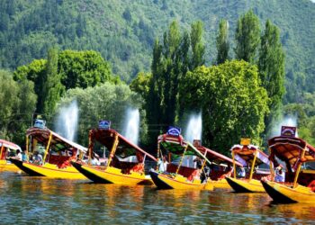CELEBRATE THE SPLENDOUR: DIVE INTO THE VIBRANT FESTIVALS OF KASHMIR