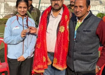 Satish Sharma meets Fencer Chhavi Sharma; assures full government support in her endeavours