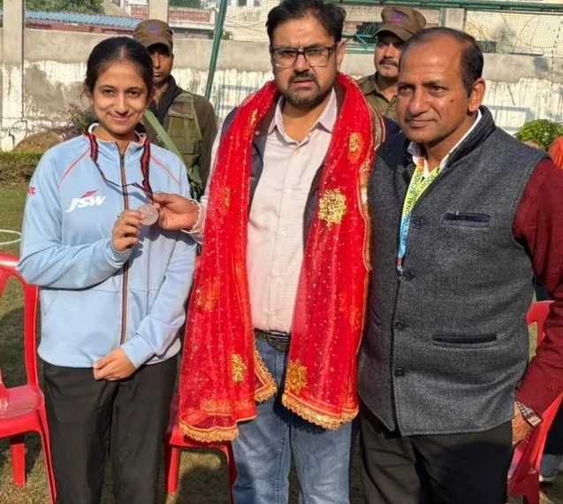 Satish Sharma meets Fencer Chhavi Sharma; assures full government support in her endeavours