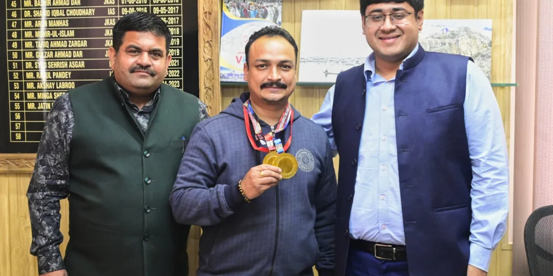 Jatin Kishore congratulates Gold medalist Gagan Singh Jamwal