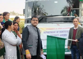Director Horticulture flags off Farmers’ Exposure visit’