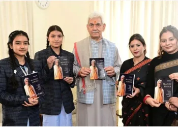 LG Sinha meets class 10th student, Nandini Dabgotra