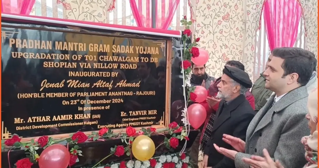 MP Mian Altaf visits Kulgam, presides over function to celebrate PMGSY Foundation Day