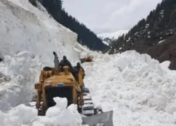 Snowfall leads to suspension of Gurez-Bandipora road, authorities cite safety measures