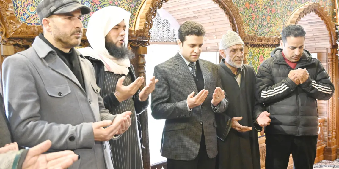 DC Kulgam Visits Ziyarat Shareef Mir Syed Hussain Simnani RA