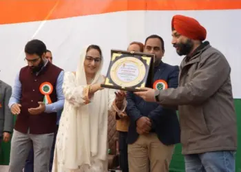 Dr Darakhshan unfurls tricolour at Waqf Complex in Jammu