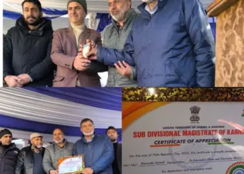 کرناہ انتظامیہ نےصحافی پیرزادہ سعید اعزاز سے نوازہ