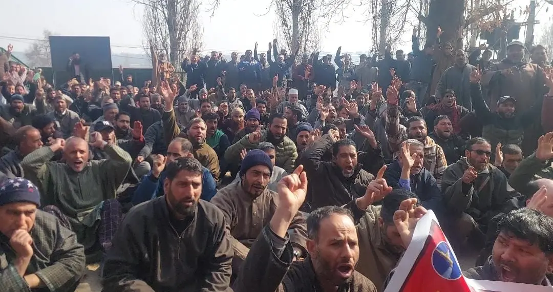 محکمہ ابپاشی جل جیون میں کام کرنے والے عارضی ملازمین نے بڑگام میں کیا زوردار احتجاج کیا