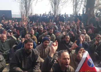 محکمہ ابپاشی جل جیون میں کام کرنے والے عارضی ملازمین نے بڑگام میں کیا زوردار احتجاج کیا