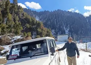 SDM Karnah Leads Snow Clearance Operation on Baghballa-Nagina Road