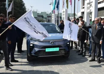 CM Omar Abdullah flags off K2K EV Drive from the SKICC