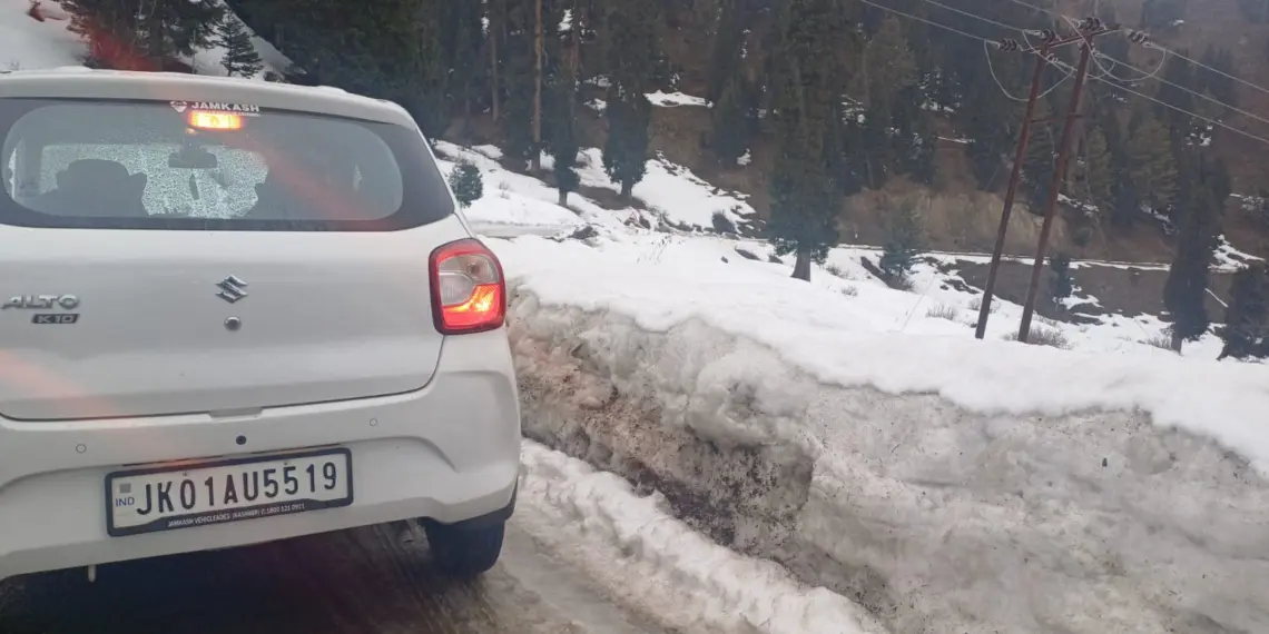 Snowfall Begins in Karnah, Kupwara; Army, BRO, and Police on High Alert