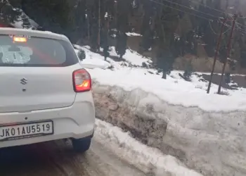 Snowfall Begins in Karnah, Kupwara; Army, BRO, and Police on High Alert