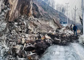 کرناہ میں شدید برفباری شاہراہ 6روز سے بند، بجلی بھی غائب عوام پریشان