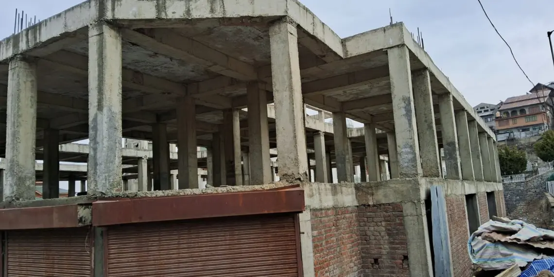 چرارشریف کا ادھورا شاپنگ کمپلیکس، آبادی کے لئے دردسر، ڈی سی بڈگام سے مداخلت کرنے کی اپیل