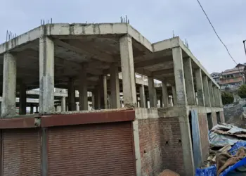 چرارشریف کا ادھورا شاپنگ کمپلیکس، آبادی کے لئے دردسر، ڈی سی بڈگام سے مداخلت کرنے کی اپیل