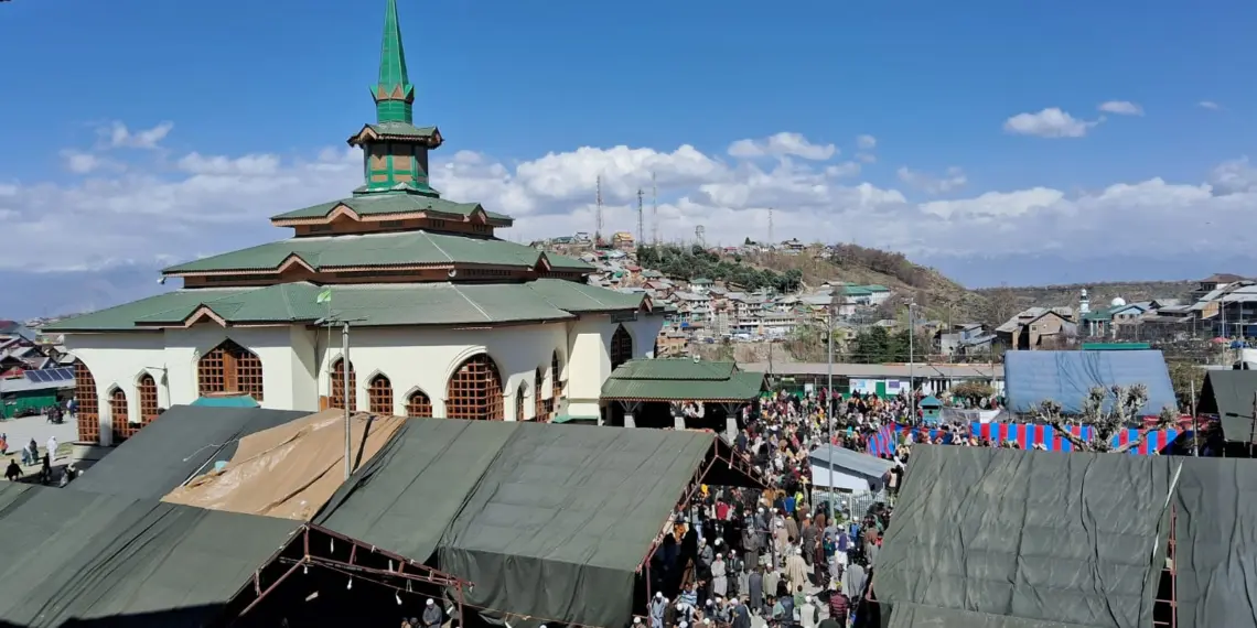 بقعہ عالیہ چرارشریف میں مجلس، شب قدر کے بعد جمعتہ الوداع کی سالانہ تقریب میں ہزاروں لوگ شریک ہوئے۔