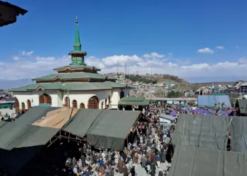 بقعہ عالیہ چرارشریف میں مجلس، شب قدر کے بعد جمعتہ الوداع کی سالانہ تقریب میں ہزاروں لوگ شریک ہوئے۔