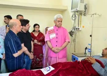 Lieutenant Governor visits GMC Jammu, enquires about the health of Police personnel injured in Kathua