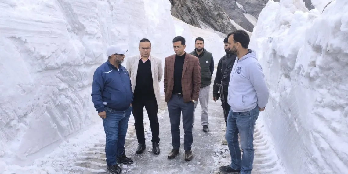 DC Shopian visits Mughal Road; inspects ongoing snow clearance operations