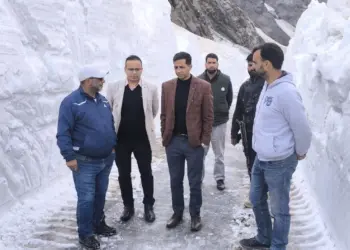 DC Shopian visits Mughal Road; inspects ongoing snow clearance operations