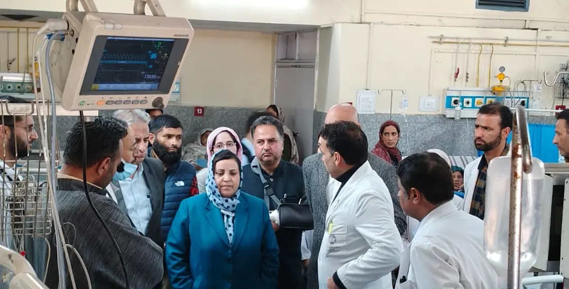 Sakeena Itoo visits SKIMS, SMHS Hospital in Srinagar