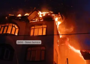 Massive Fire Engulfs Madrassa, Two Residential Houses in Bemina; F&ES on Job
