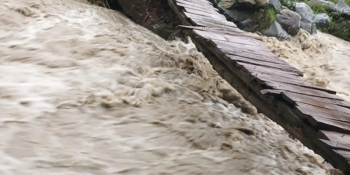 نالہ بت موجی پر قائم فیض آباد دلدار کا عارضی پل تعمیر کا منتظر