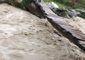 نالہ بت موجی پر قائم فیض آباد دلدار کا عارضی پل تعمیر کا منتظر